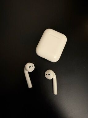 Apple Airpods (2nd Generation)